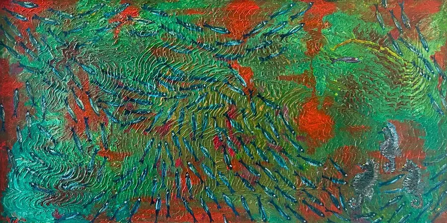 Banchi di piccoli pesci su un fondo verde a rilievo, con macchie rosse