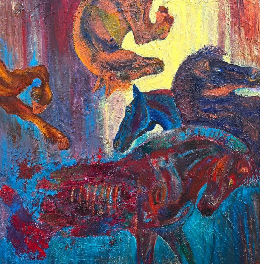Cavalli rossi, blu e arancioni che si intrecciano su un fondo di luce gialla e rossa